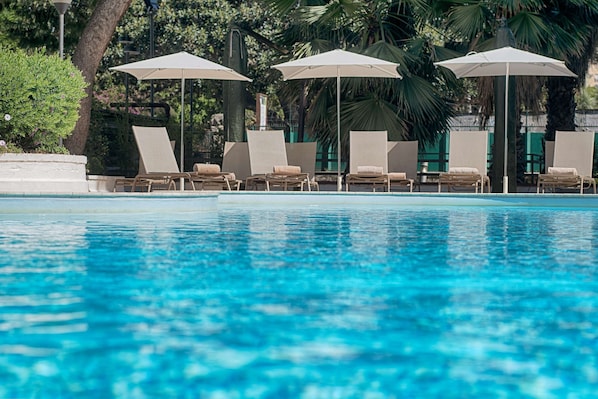 Piscine extérieure, chaises longues