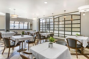 Café da manhã com buffet todos os dias mediante uma taxa