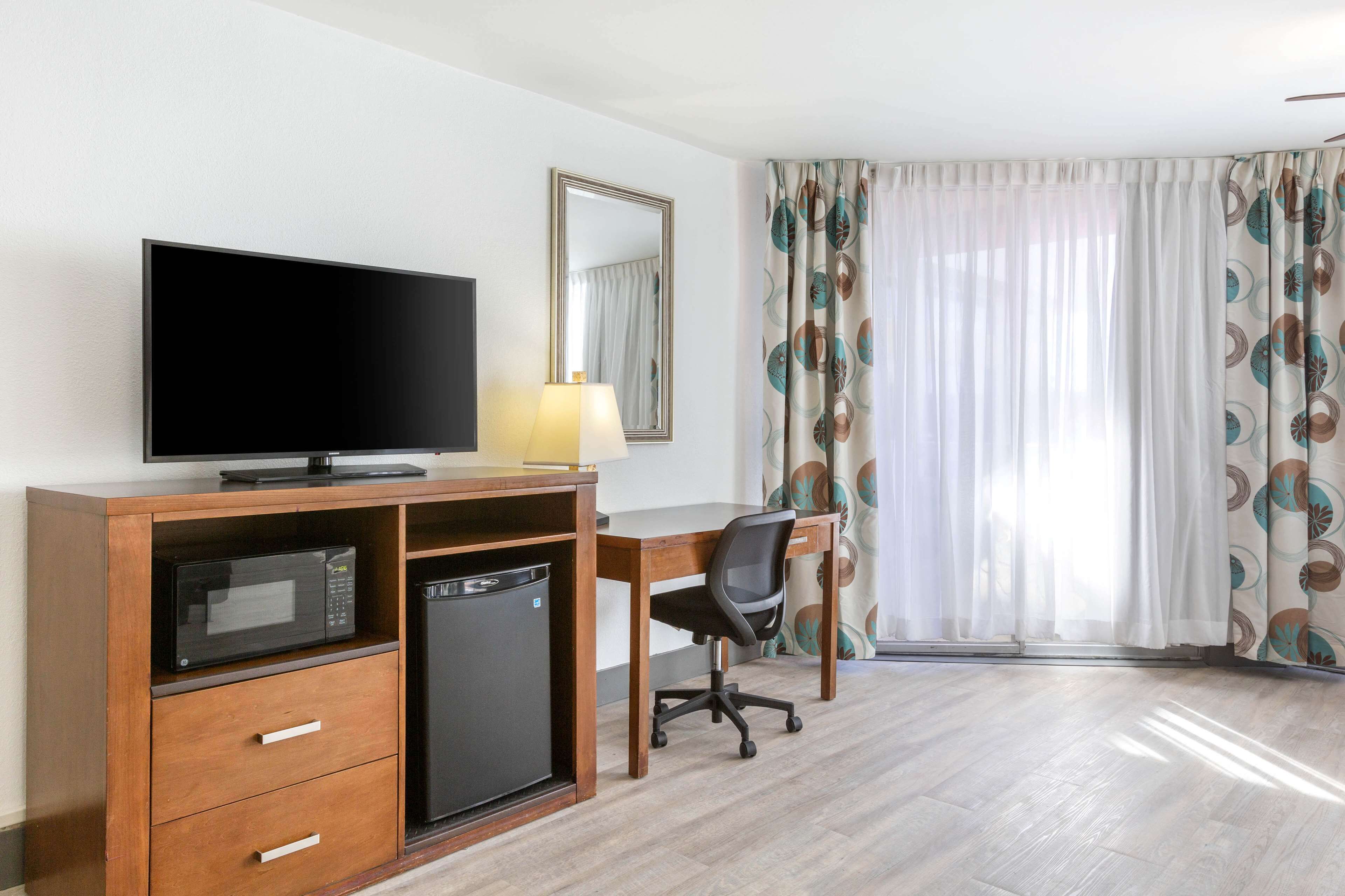 1 bedroom, premium bedding, individually furnished, desk