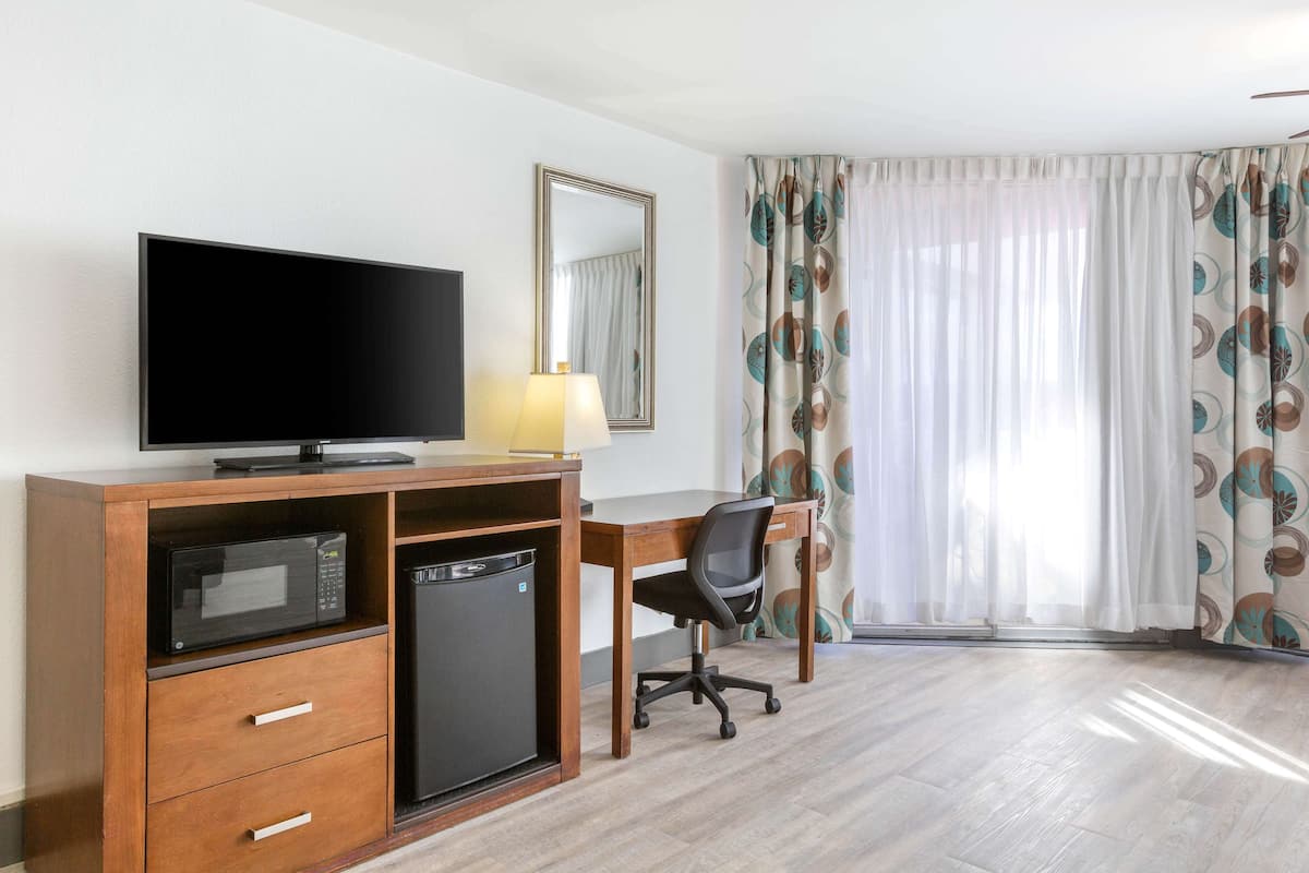 1 bedroom, premium bedding, individually furnished, desk