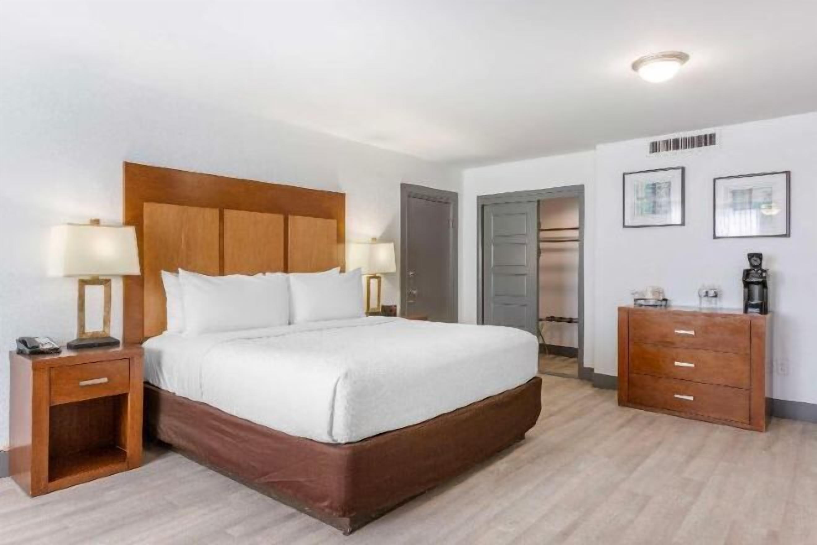 Ropa de cama de alta calidad, muebles diferentes y escritorio 