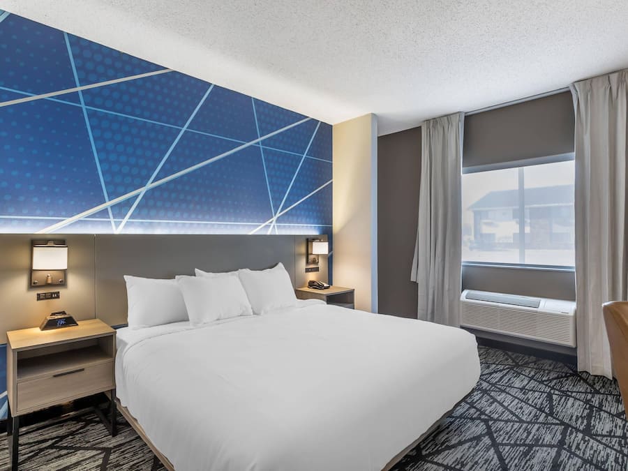 Room, 1 King Bed, Accessible, Non Smoking | Premium bedding, down comforters, desk, blackout drapes