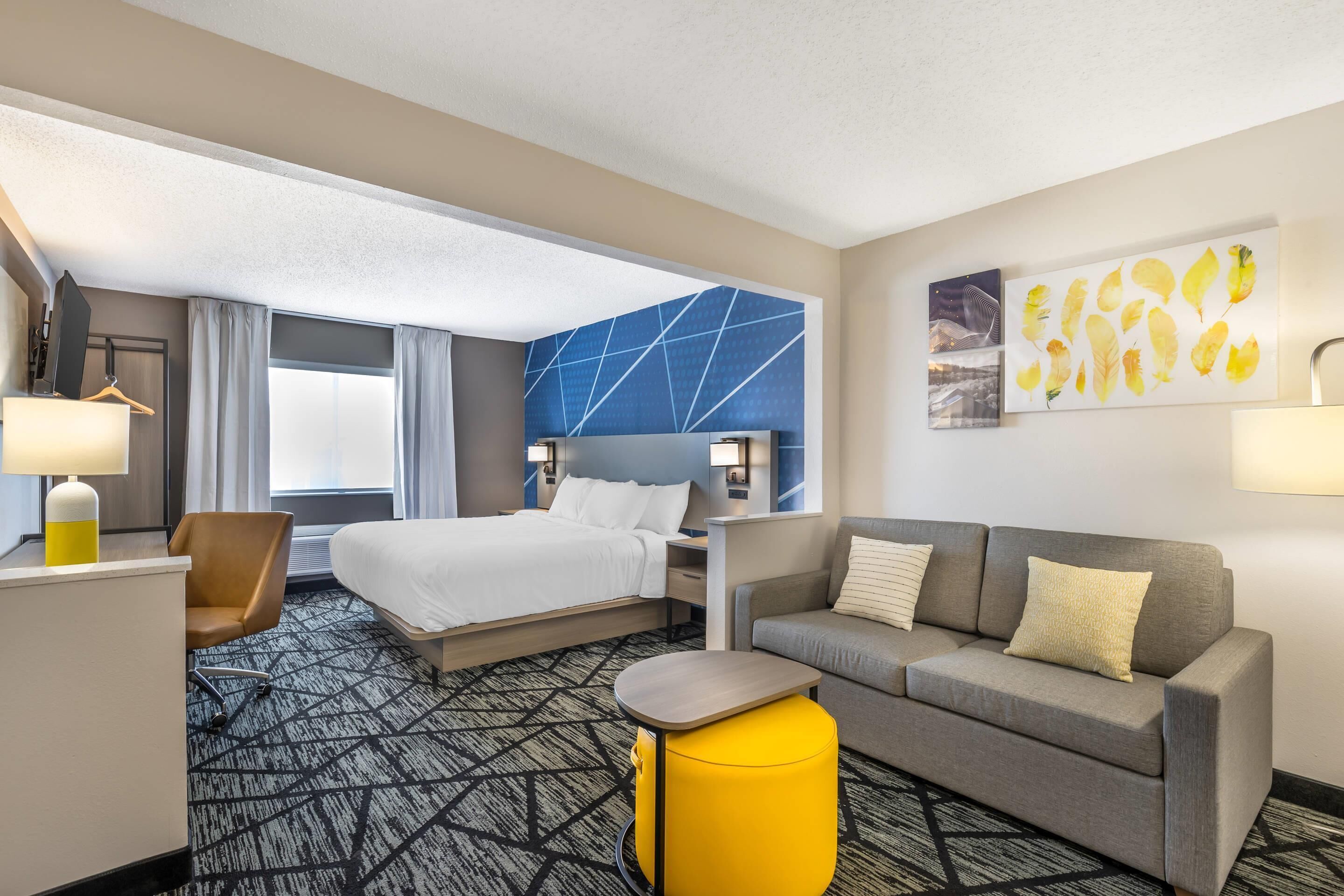 Suite, 1 cama King size y sofá cama, para no fumadores | Ropa de cama de alta calidad, edredón, escritorio y cortinas blackout 