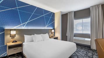 Phòng, 1 giường cỡ king, phù hợp cho người khuyết tật, không hút thuốc | Bộ đồ giường cao cấp, chăn bông, bàn, màn/rèm cản sáng