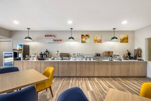 Free daily continental breakfast - Comfort Inn Davenport East - Bettendorf (Davenport)