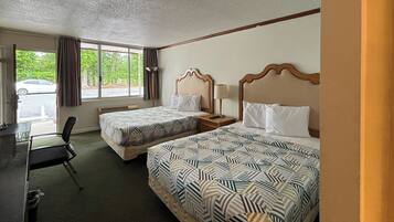 Tabla de planchar con plancha, wifi gratis, ropa de cama y despertador