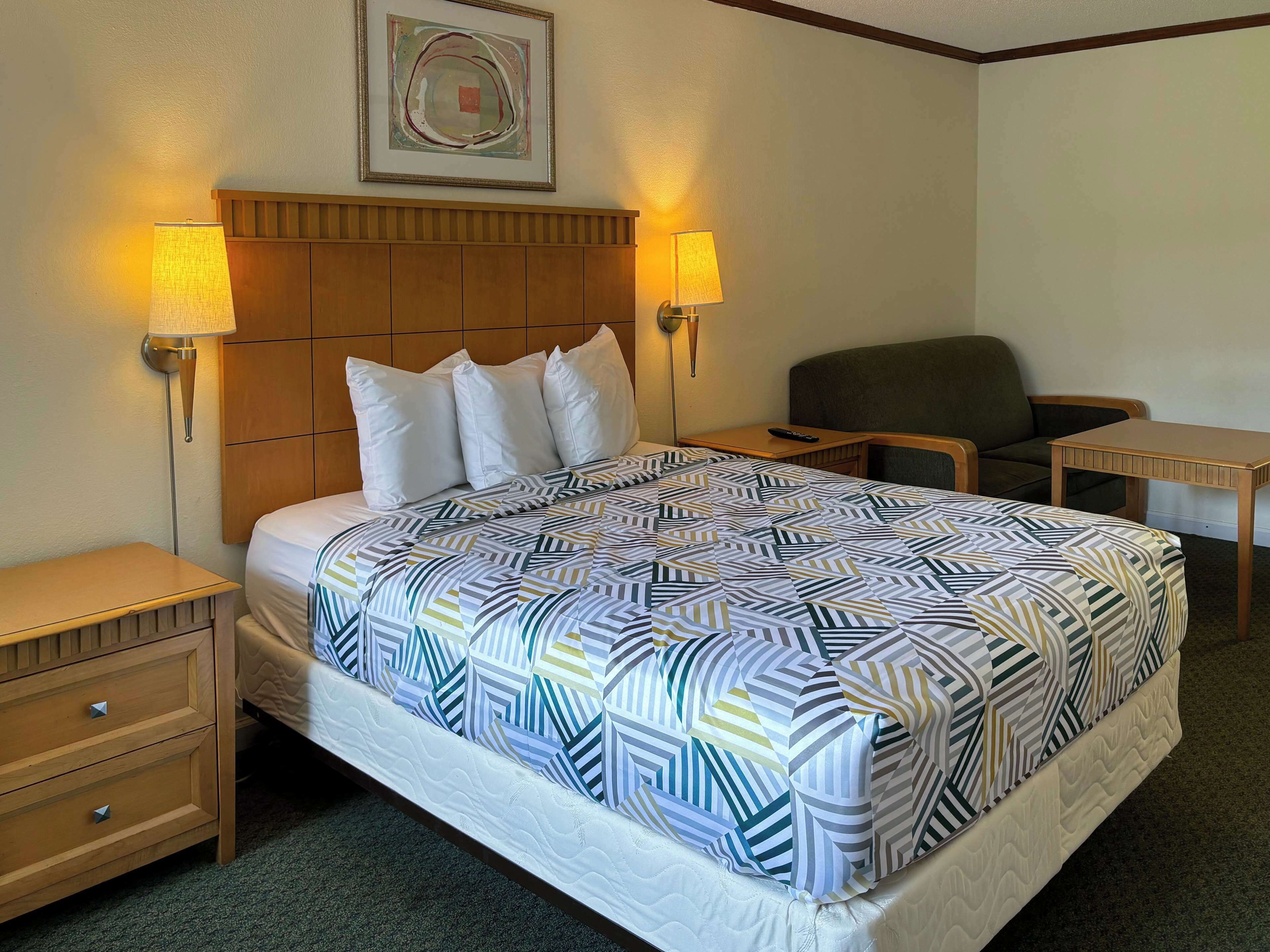 Een strijkplank/strijkijzer, gratis wifi, beddengoed, een wekker