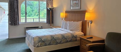 Een strijkplank/strijkijzer, gratis wifi, beddengoed, een wekker