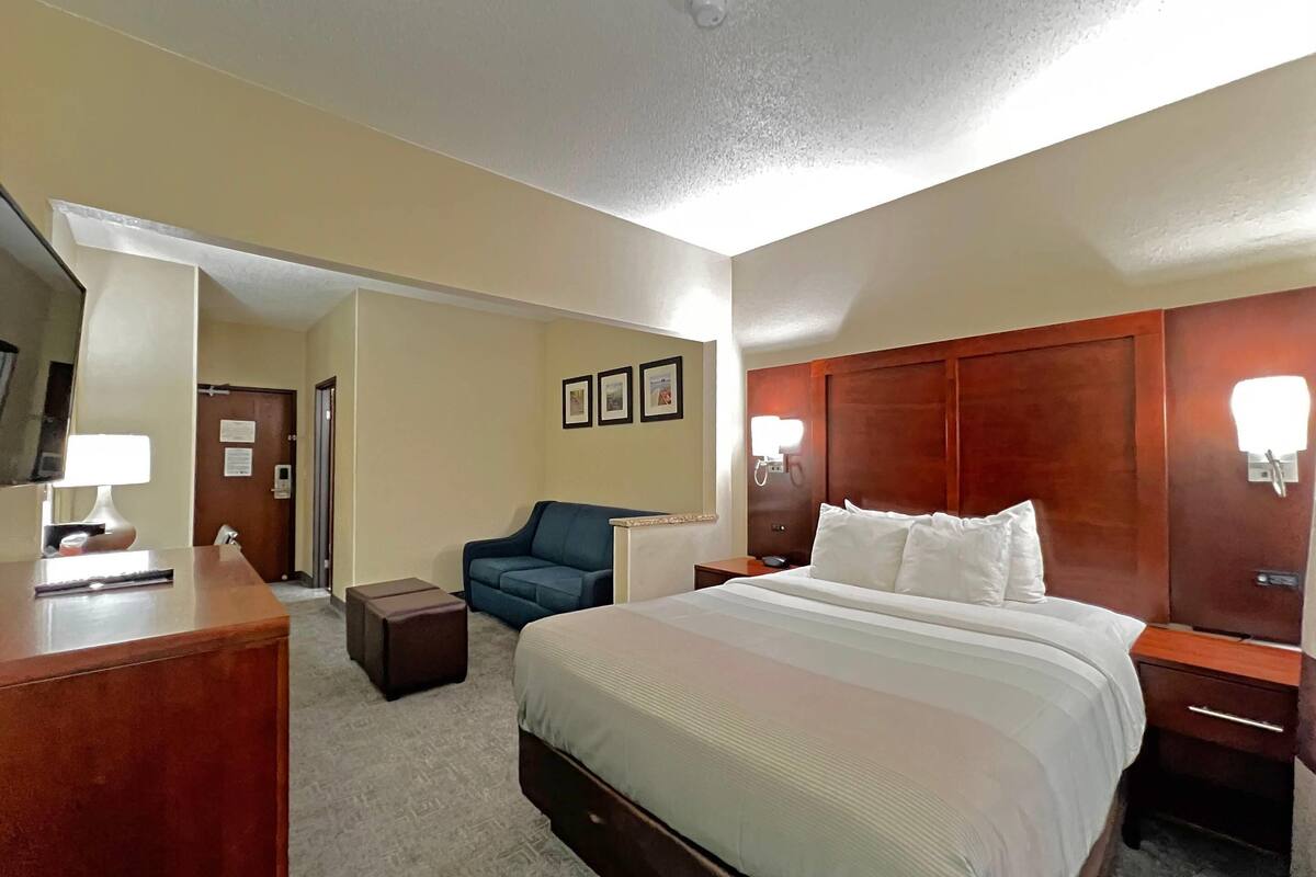 Suite, 1 Queen Bed with Sofa bed, Non Smoking | Premium bedding, pillow-top beds, in-room safe, desk