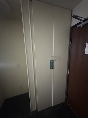 Standard Room, 1 Queen Bed, Accessible, Non Smoking (Accessible Tub) | Premium bedding, pillow-top beds, in-room safe, desk - Quality Inn & Suites Green Bay - Ashwaubenon (Green Bay)