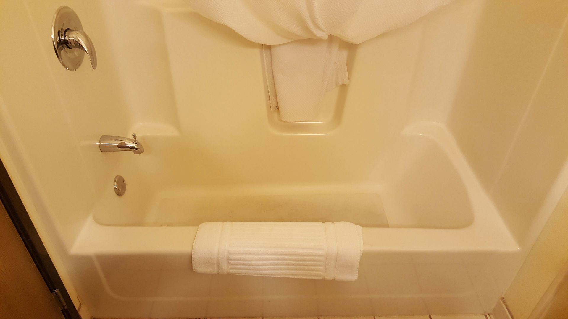 Bathroom | Combined shower/tub, free toiletries, hair dryer, towels