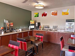 Free daily buffet breakfast - Quality Inn & Suites Green Bay - Ashwaubenon (Green Bay)