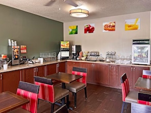 Free daily buffet breakfast - Quality Inn & Suites Green Bay - Ashwaubenon (Green Bay)