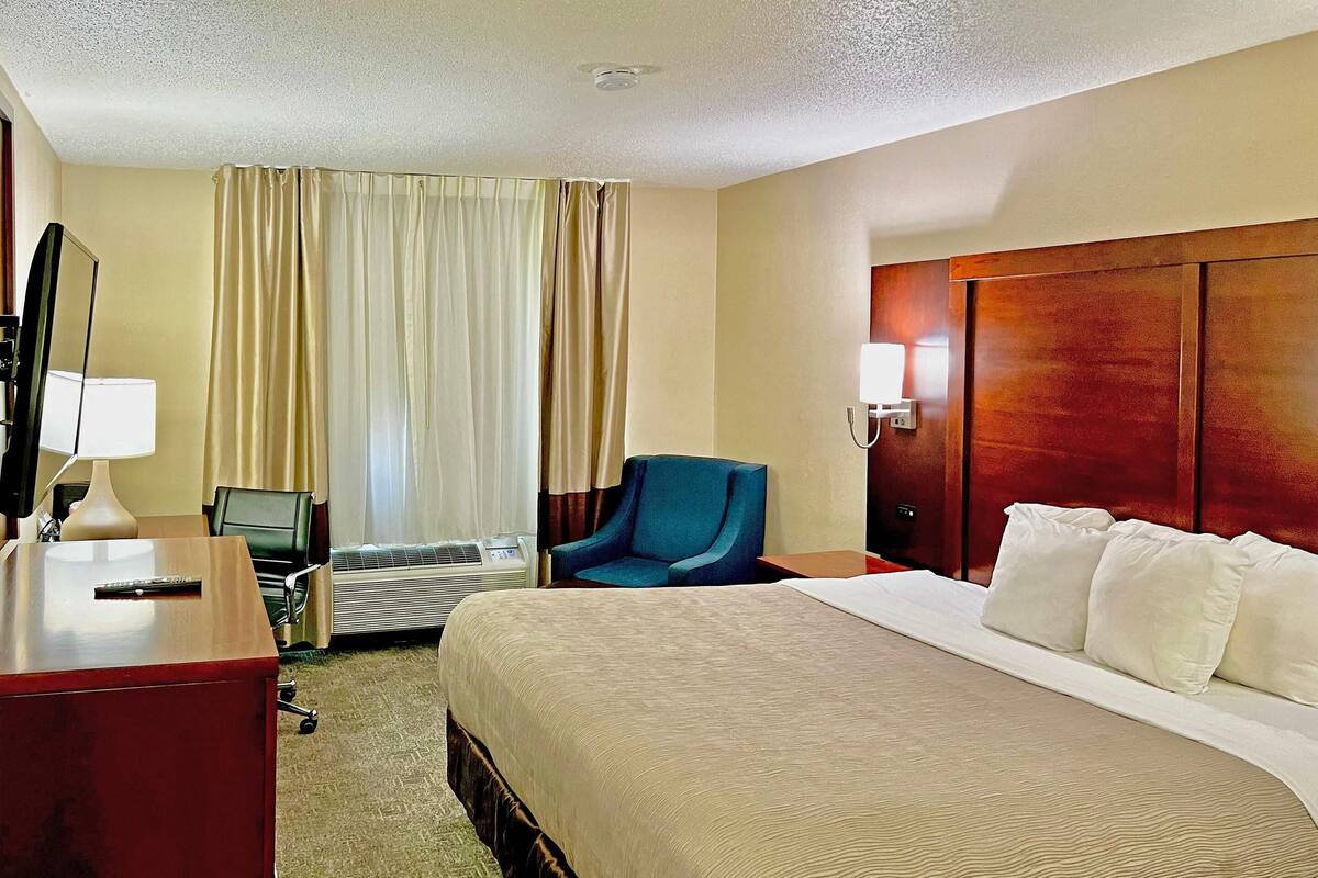 Standard Room, 1 King Bed, Non Smoking | Premium bedding, pillow-top beds, in-room safe, desk