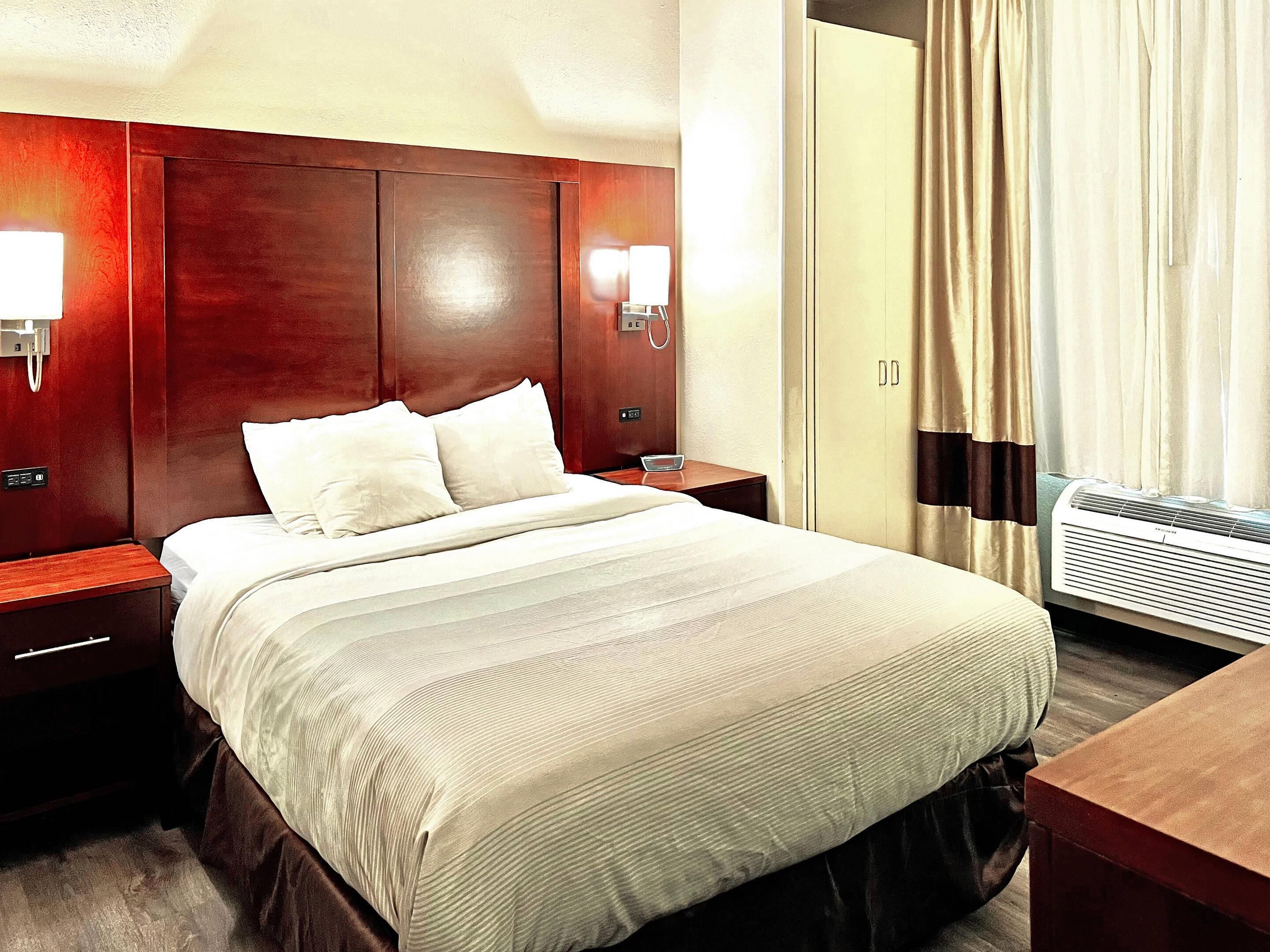 Standaard kamer, 1 queensize bed, toegankelijk voor mindervaliden, niet-roken (Accessible Tub) | Luxe beddengoed, pillowtop-bedden, een kluis op de kamer, een bureau