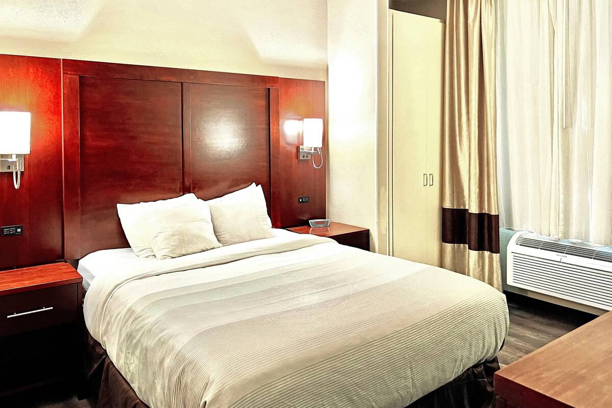 Standard Room, 1 Queen Bed, Accessible, Non Smoking (Accessible Tub) | Premium bedding, pillow-top beds, in-room safe, desk