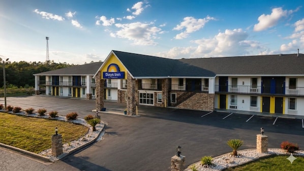A Days Inn motel with a central entrance, multiple balconies, and a parking lot.