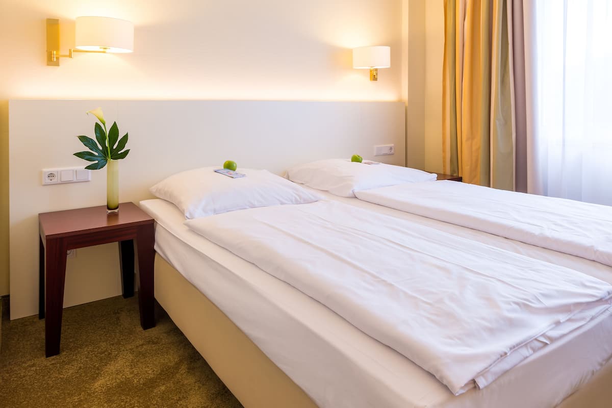 Hypo-allergenic bedding, in-room safe, desk, blackout drapes