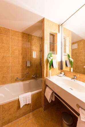 Habitación doble superior | Baño | Amenidades de baño gratuitas, secadora de cabello, toallas 