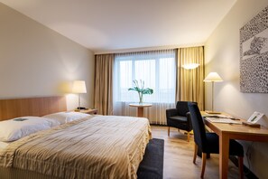 Superior-dobbeltværelse | Allergivenligt sengetøj, pengeskab på værelset, skrivebord