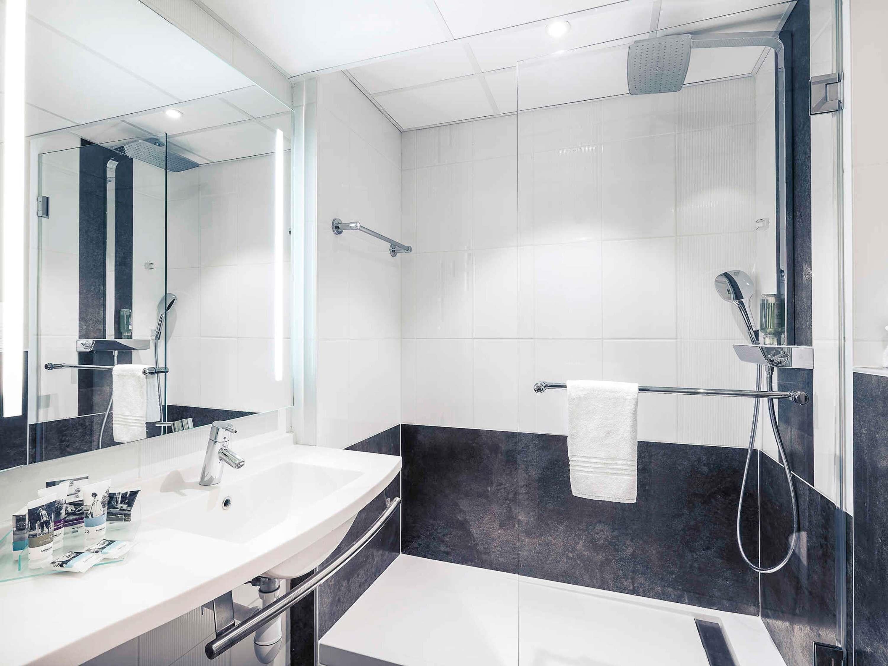 Ropa de cama de alta calidad y minibar 