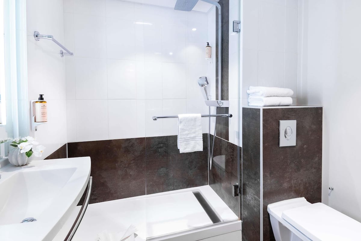 Privilege, Double Room, 1 Double Bed | Premium bedding, minibar, in-room safe, desk