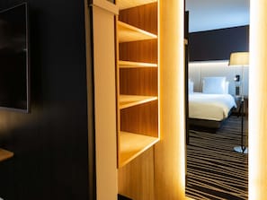 Ropa de cama de alta calidad, minibar, caja fuerte y escritorio