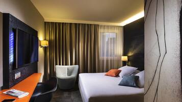 高档床上用品、迷你吧、客房内保险箱、办公桌