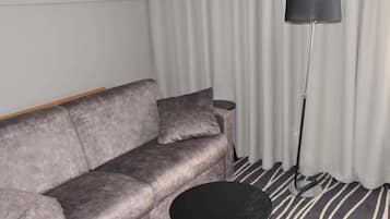 Seprai premium, minibar, brankas, dan meja kerja