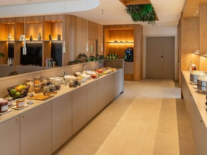 Daily full breakfast (EUR 17.50 per person)