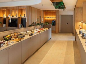Daily full breakfast (EUR 17.50 per person)