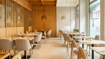 Petit déjeuner complet (17.50 EUR par personne)