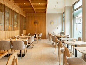 Daily full breakfast (EUR 17.50 per person)