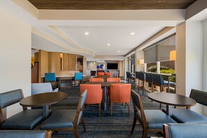 Free daily buffet breakfast - Holiday Inn Express Hampton - Coliseum Central by IHG (Hampton)