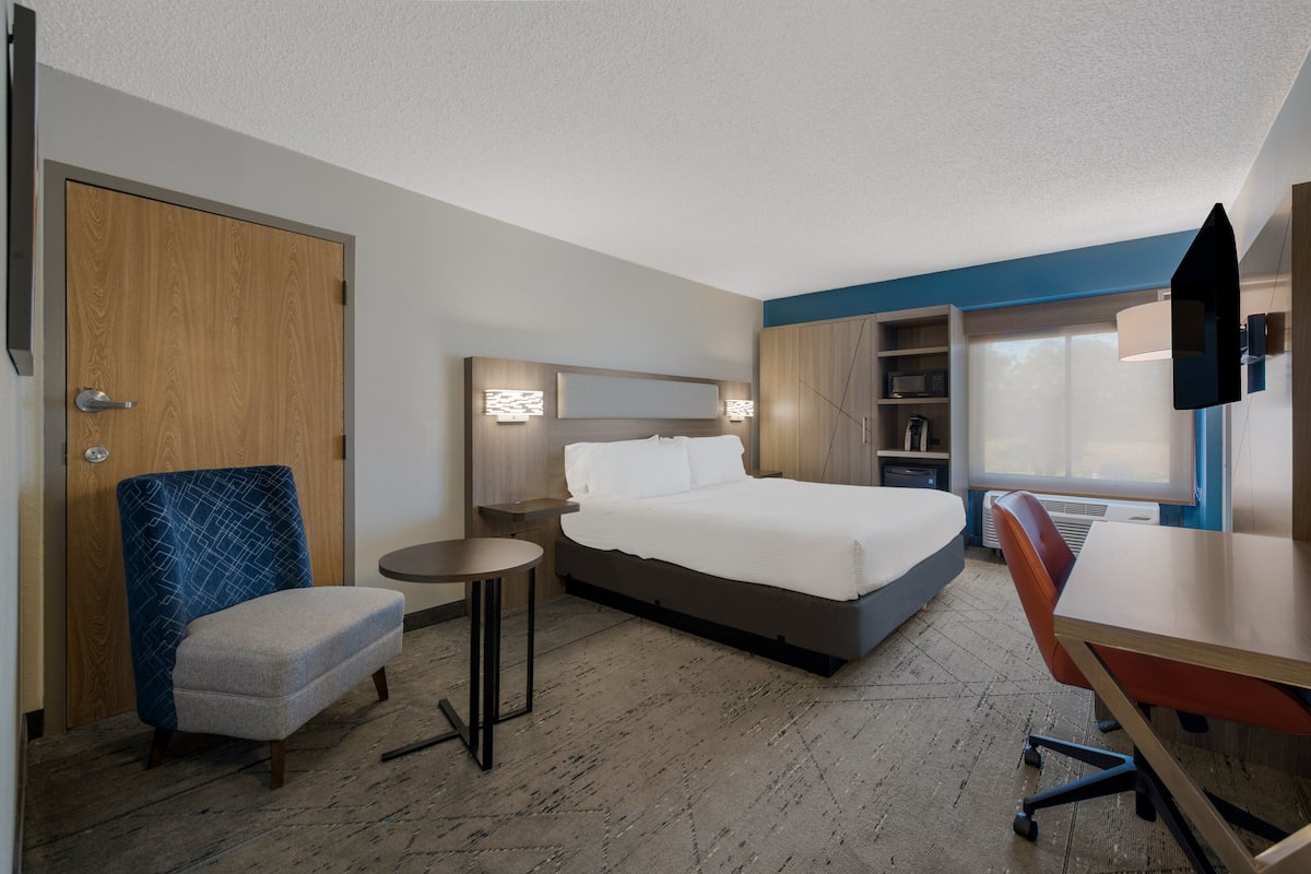 In-room safe, desk, laptop workspace, blackout drapes