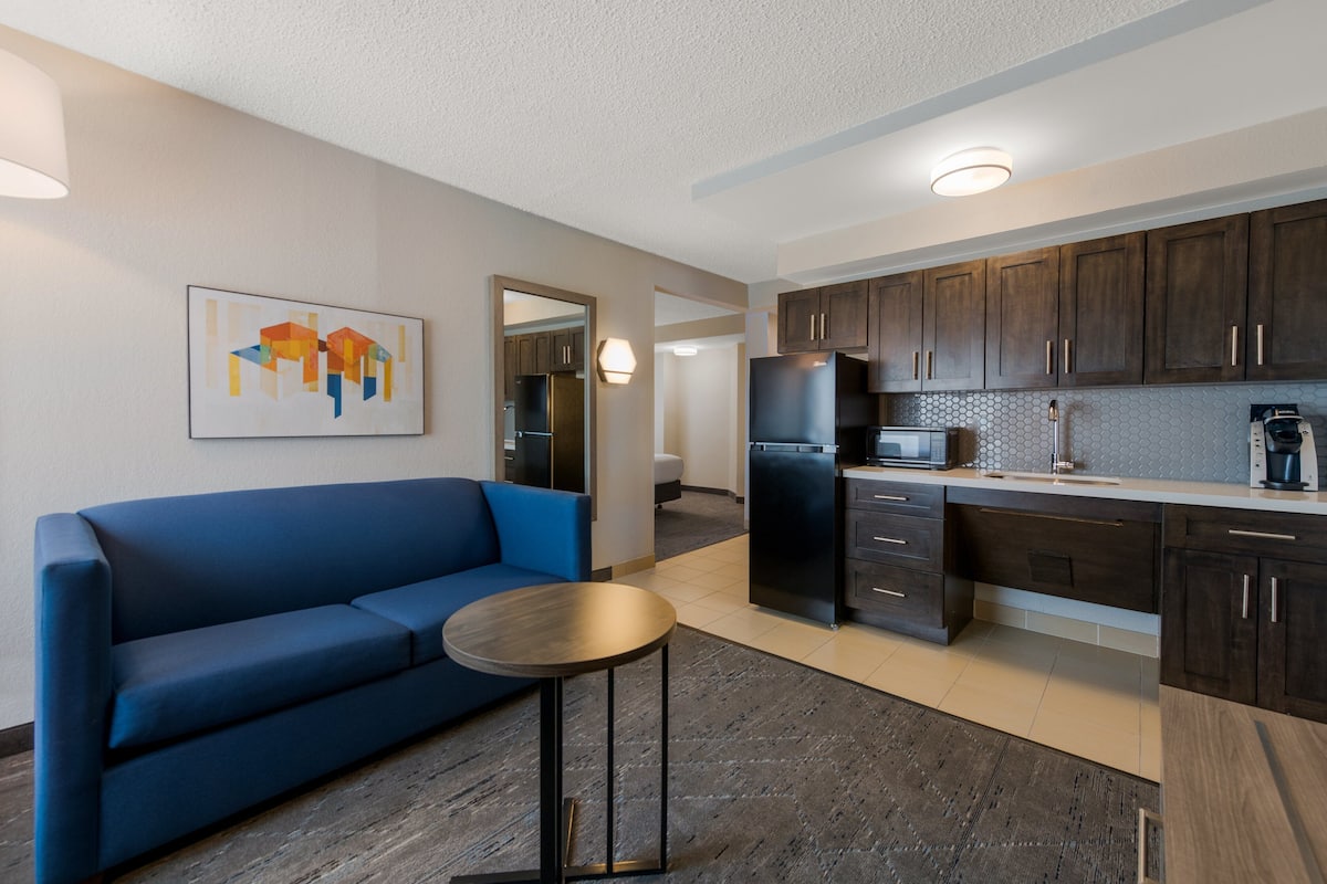 suite, 1 king bed, accessible | 1 bedroom, in-room safe, desk, laptop workspace