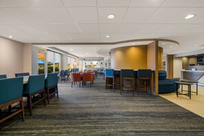 Lobby sitting area - Holiday Inn Express Hampton - Coliseum Central by IHG (Hampton)
