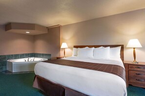 Suite, 1 cama de matrimonio grande, no fumadores (Jetted Tub) | Ropa de cama de alta calidad, caja fuerte, cortinas opacas