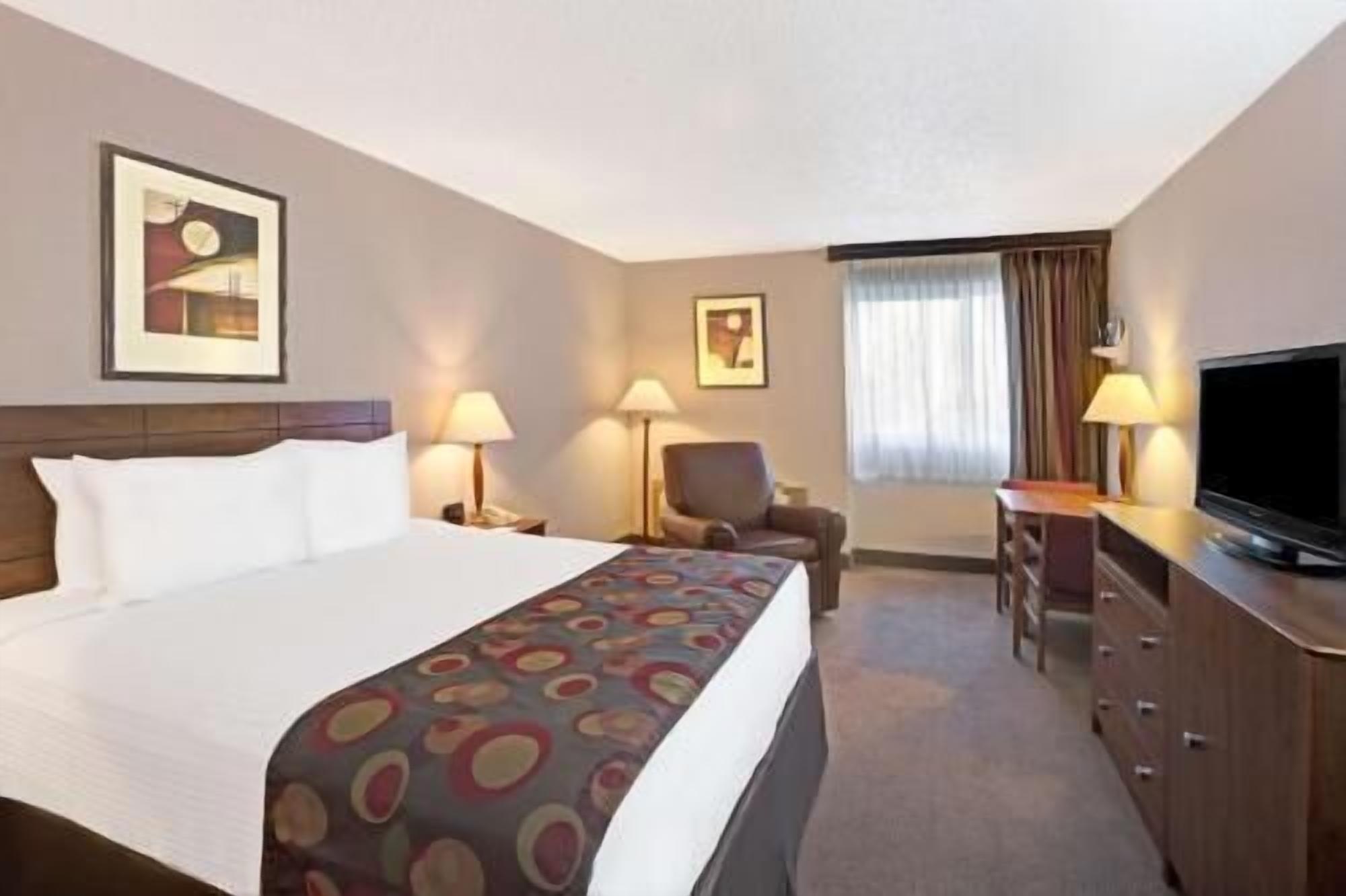 Premium bedding, in-room safe, blackout drapes, iron/ironing board