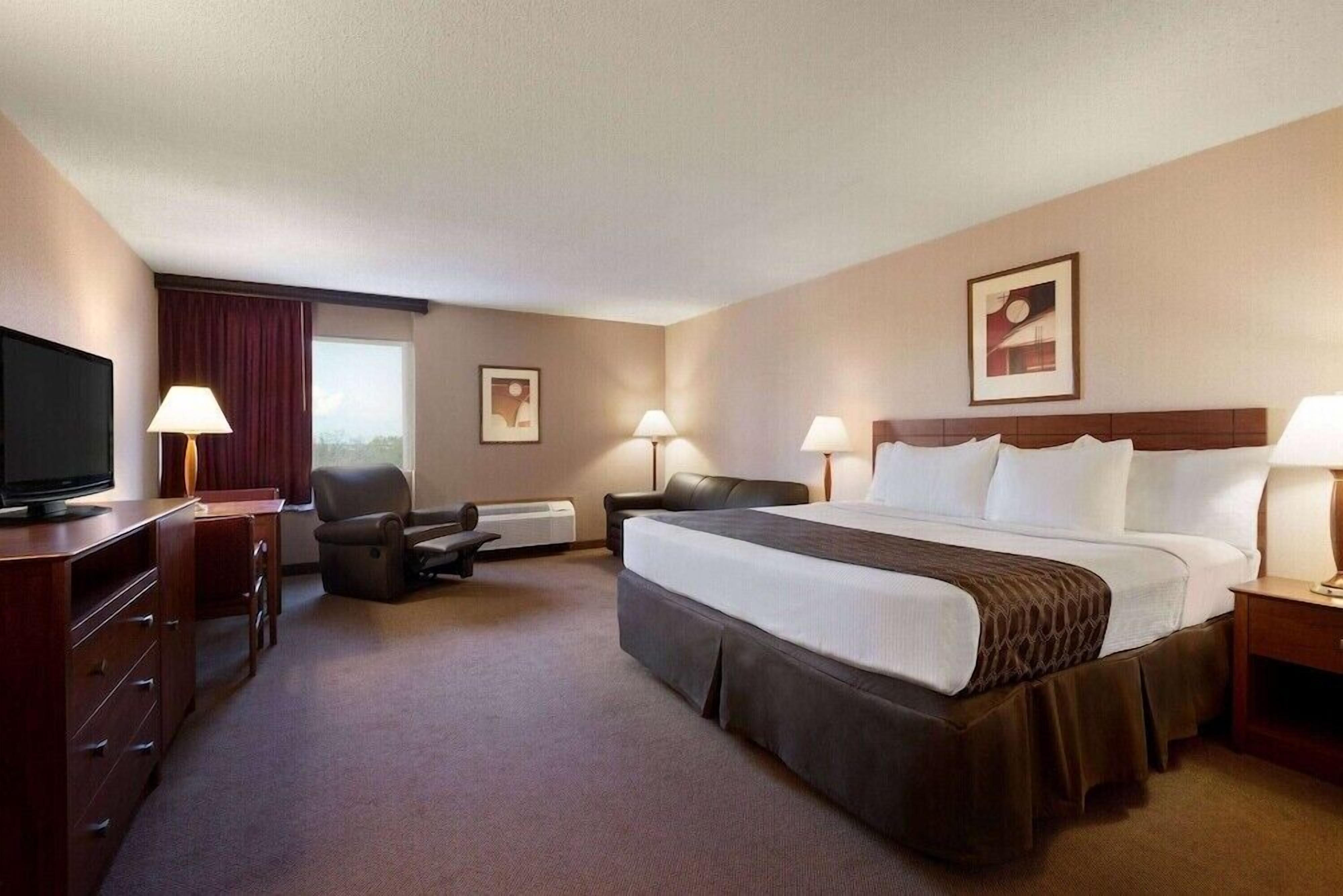 Premium bedding, in-room safe, blackout drapes, iron/ironing board