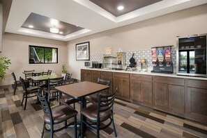 Free continental breakfast - Econo Lodge Martin (Martin)