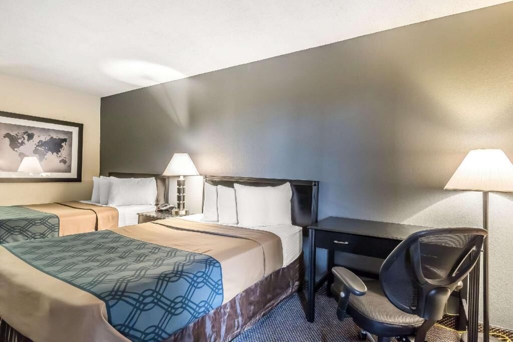 Desk, iron/ironing board, rollaway beds, free WiFi