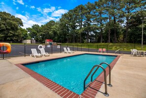 Una piscina al aire libre de temporada