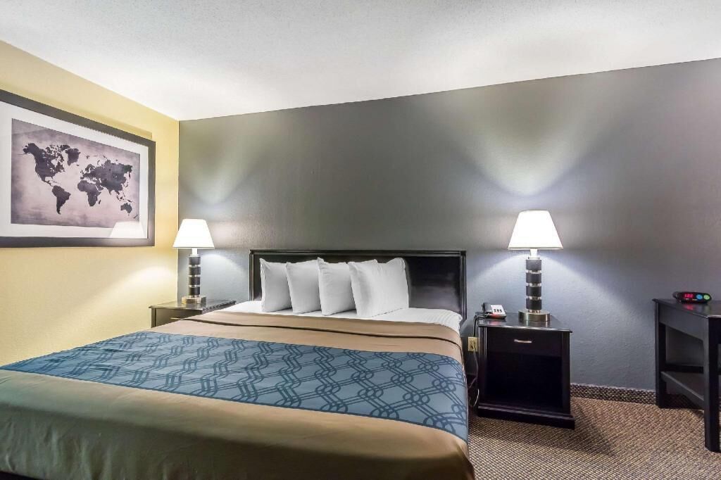 Desk, iron/ironing board, rollaway beds, free WiFi