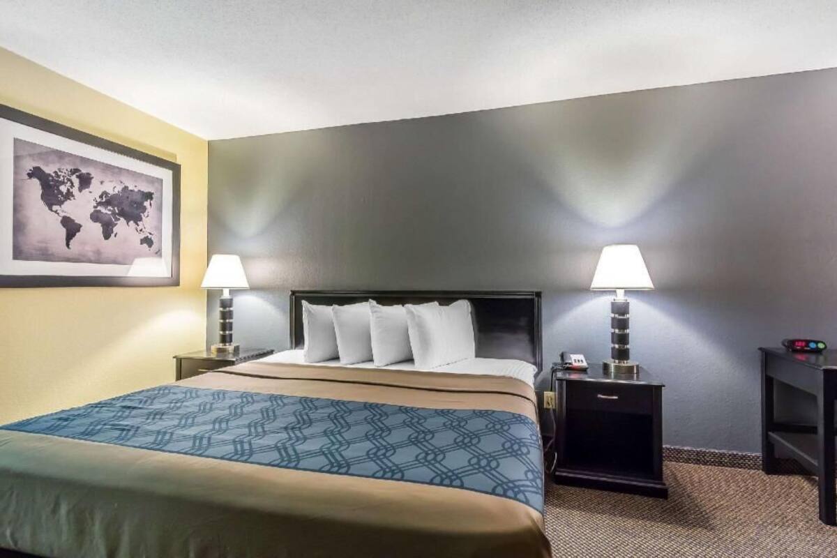 Desk, iron/ironing board, rollaway beds, free WiFi