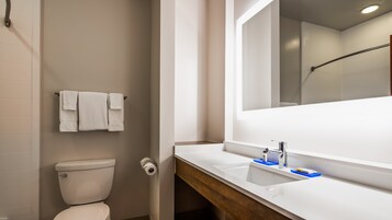 Bañera con ducha, artículos de tocador gratuitos, secador de pelo