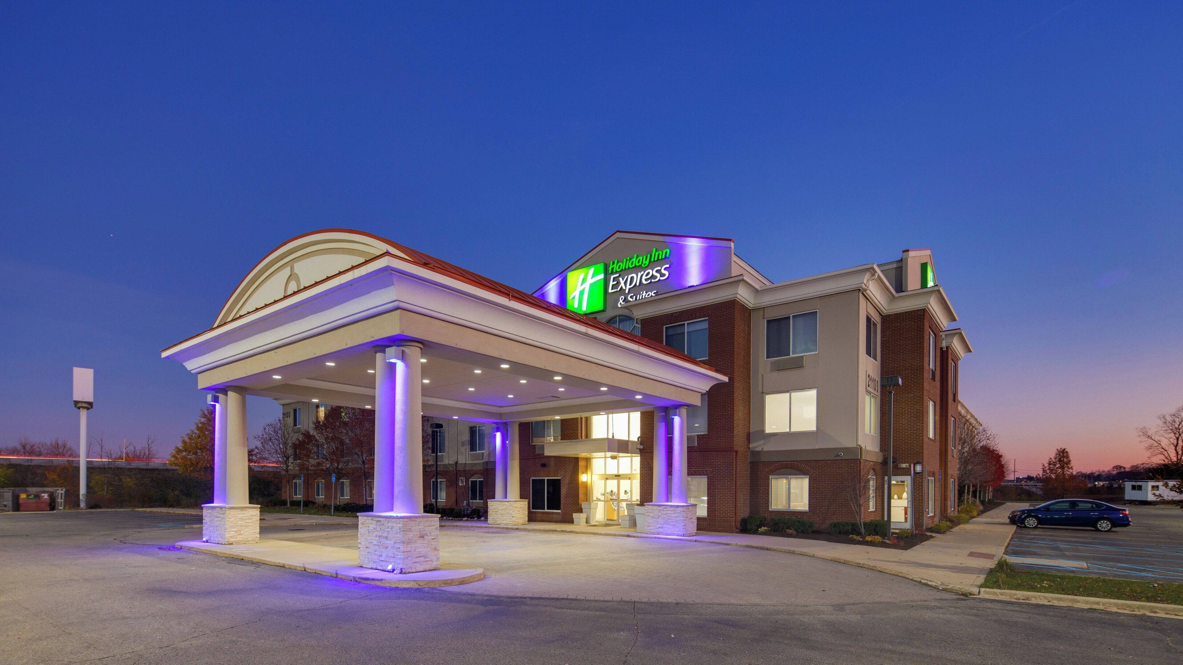 Un hotel Holiday Inn Express & Suites con ingresso coperto e facciata in mattoni.