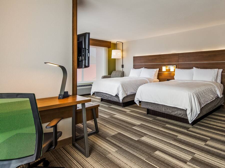 Hochwertige Bettwaren, Zimmersafe, Schreibtisch, Verdunkelungsvorhänge