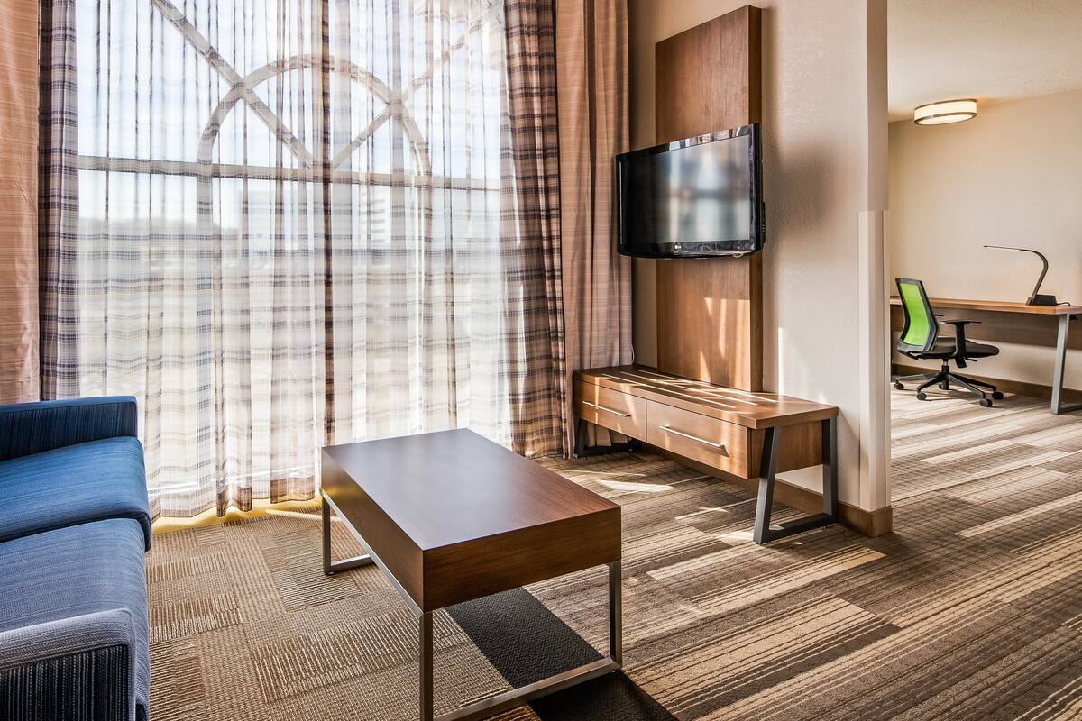 套房, 多张床 (High Floor) | 高档床上用品、客房内保险箱、办公桌、遮光窗帘