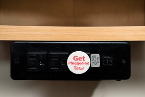 Caja de seguridad en la habitación, escritorio y cortinas blackout